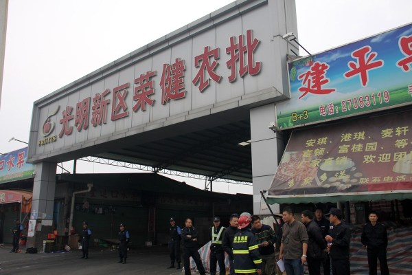 深圳农贸市场凌晨发生火灾 已致15人死(图)