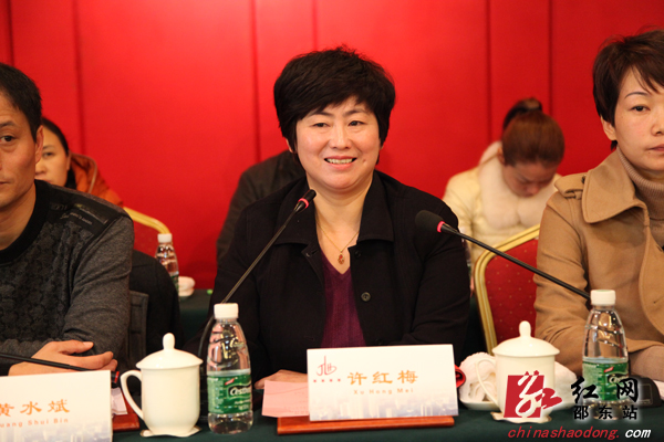 邵阳市旅游外事侨务局局长许红梅在颁奖仪式上讲话