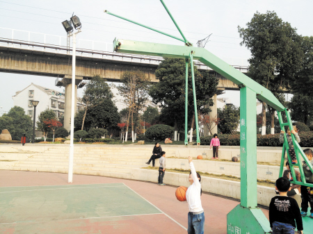 社区公园篮球架遭人为破坏 管理部门呼吁爱护