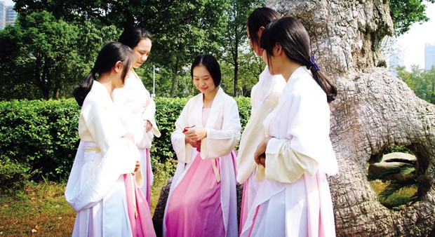 大学生社团有人点赞有人拍砖