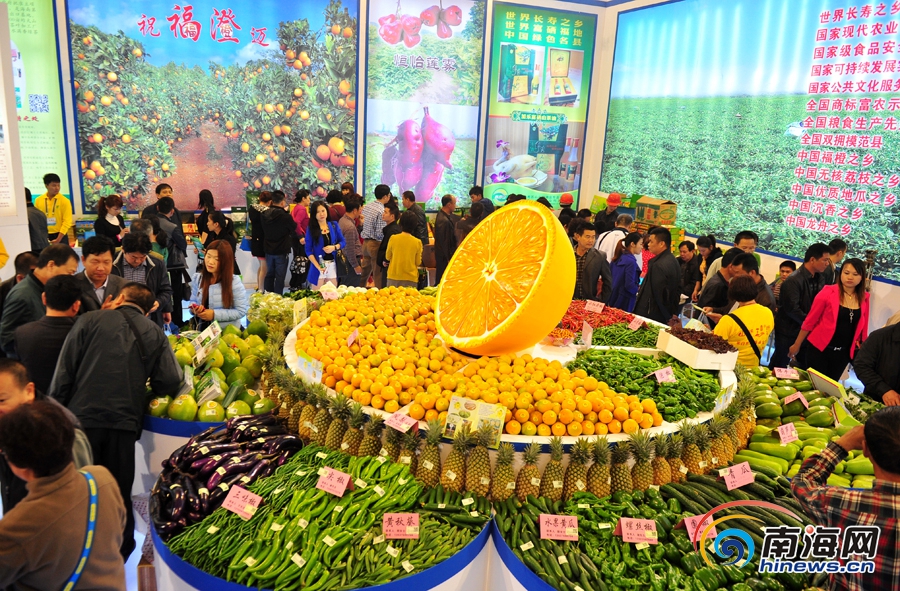 海南冬交会:瓜果争奇斗艳 观众络泽不绝