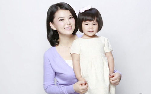 李湘和女儿温馨写真