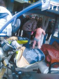 孩子被脱光绑在树上。图据网络