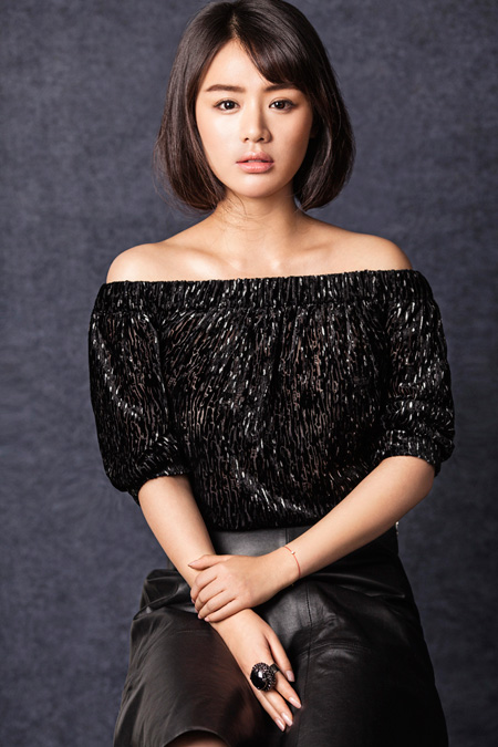 马思纯复古写真展轻熟女气质 小露香肩添性感