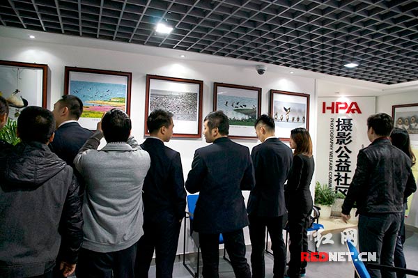 长沙开福区金泰路社区的居民们有了在家门口就看到摄影家影展的机会。