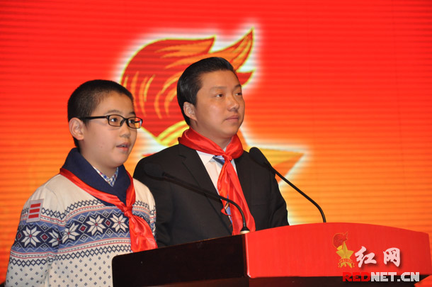 共青团湖南省委副书记廖良辉（右）在会上作工作报告，并当选为湖南省少工委主任。
