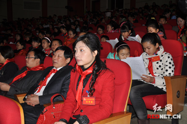 湖南各市州教育行政部门、团委、少先队工作者代表以及少年儿童代表共计400余人参加会议。