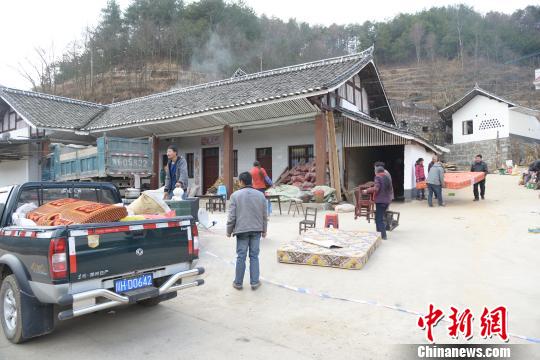 四川广元地陷“天坑”还在长大原因仍在查（图）