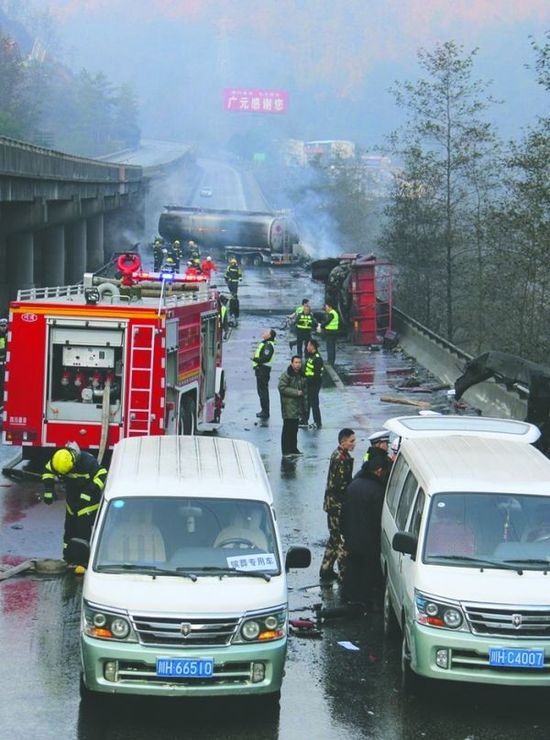 现场一片狼籍，整个路段被燃油染黑