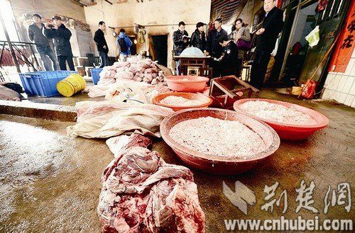 图为：现场查获的问题肉