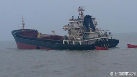 上海:长江口水域两艘货船相撞 13名遇险人员全部获救