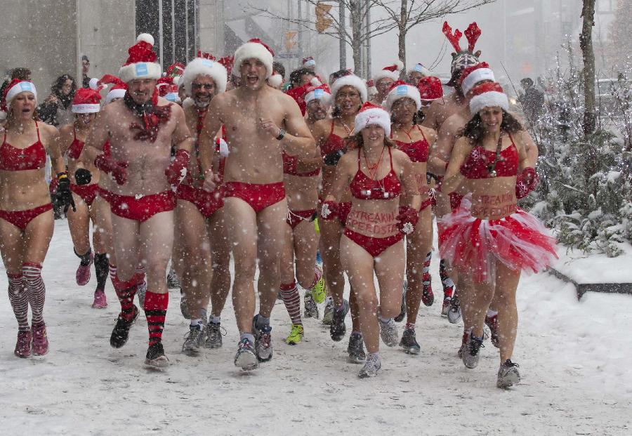 圣诞泳装跑 他们不怕冷