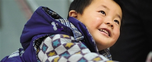 [视频]3岁男孩失双腿 装假肢每天微笑练习8小时