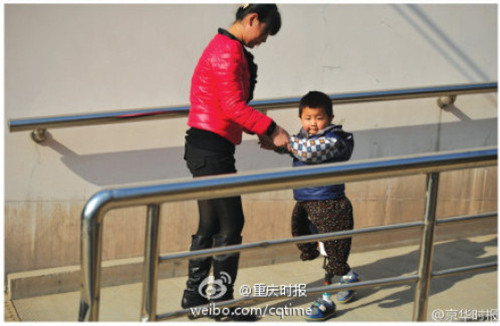 [视频]3岁男孩失双腿 装假肢每天微笑练习8小时