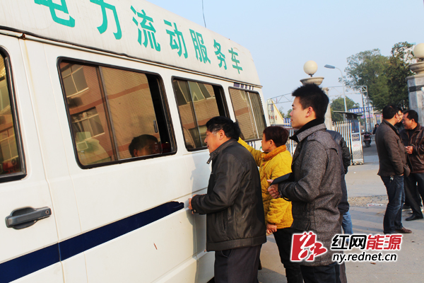 常德德山镇七星庵村，村民排队缴电费。电力流动服务车一般会在每个村停留一两天。