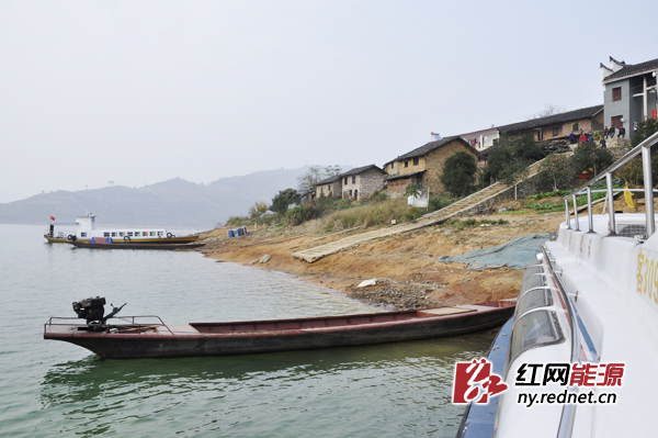 出去缴电费，东江湖库区村民要坐船，费时耗钱。