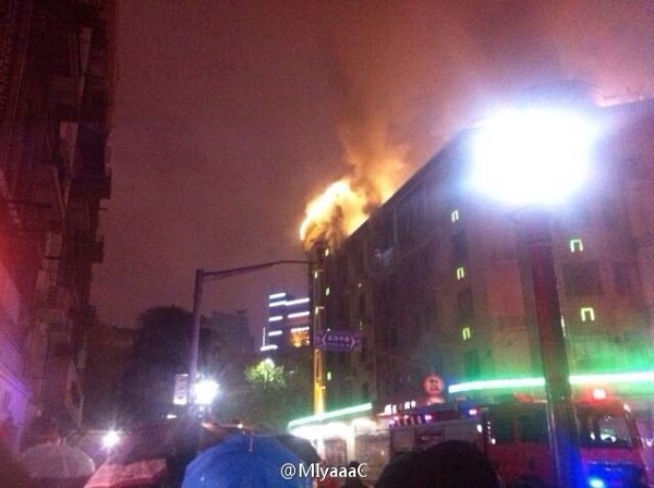 图说：淮海中路雁荡路口的妇女用品商店顶楼发生火灾。微博图（请私信新民晚报新民网以奉稿酬）