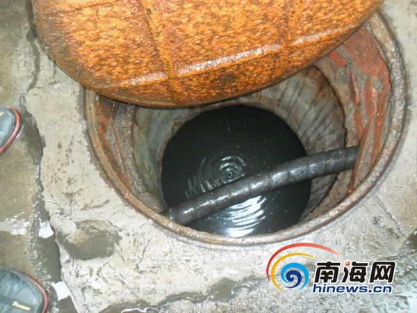 　　　事发现场的窨井(南海网记者孙令正摄)