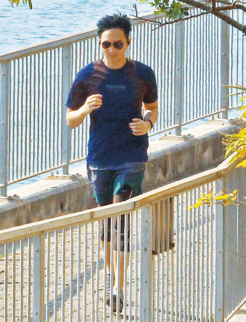 张智霖半裸练身材露两点 腰间赘肉震撼粉丝梦