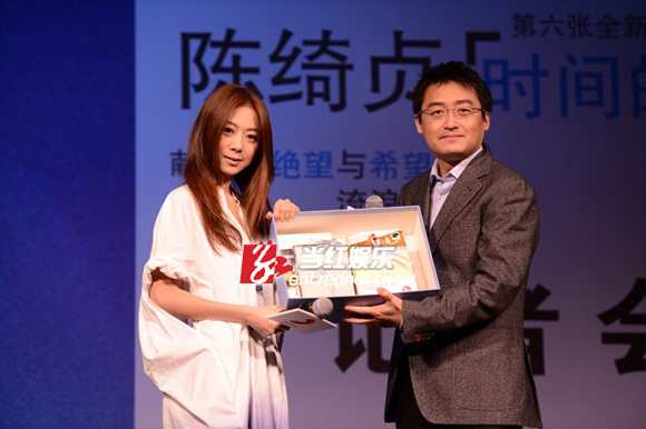 索尼音乐大中华区首席执行官徐毅先生送陈绮贞“文艺大礼” 