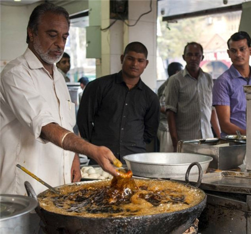 [视频]牛!开挂的印度厨师裸手炸鱼