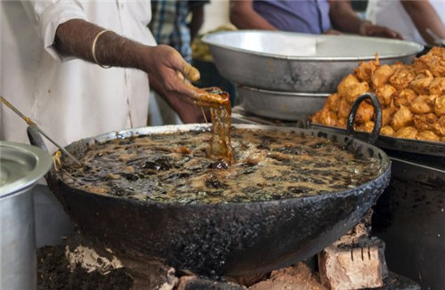 [视频]牛!开挂的印度厨师裸手炸鱼