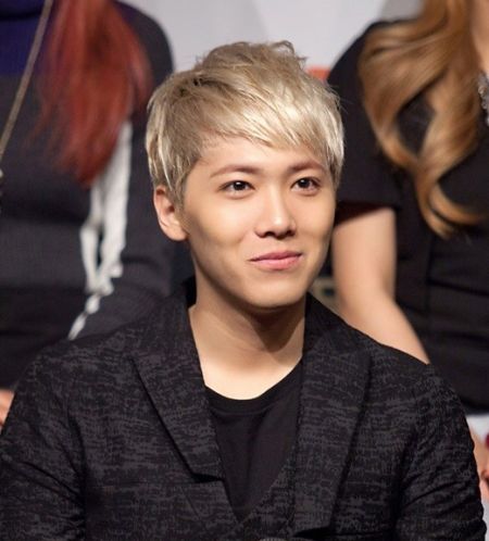 [视频]李弘基结冰路上摔倒 导致肩膀脱臼脸部骨