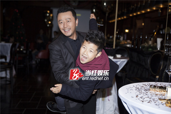 郭涛与石头亲密互动