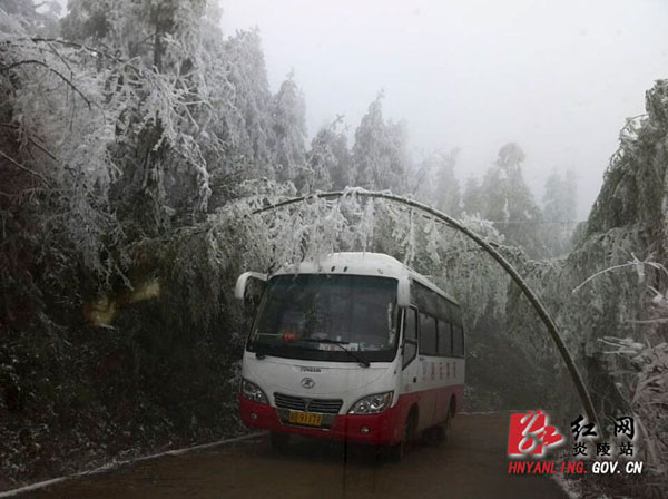 大雪给车辆通行带来不便——客车缓慢前行
