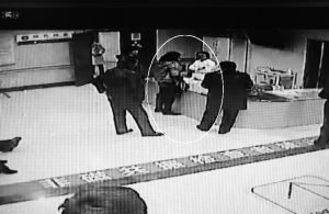 女子因未按时检查大骂护士 丈夫帮其连续扇耳光