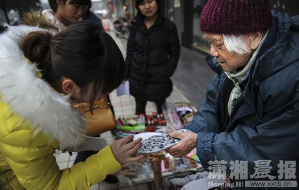 84岁“鞋垫奶奶“摆摊 只为找点乐子(图)_湖南频道_红网