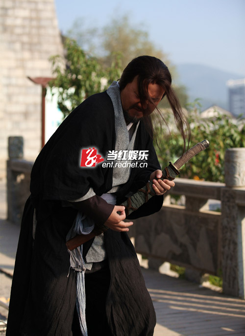 腾格尔以刀为吉他