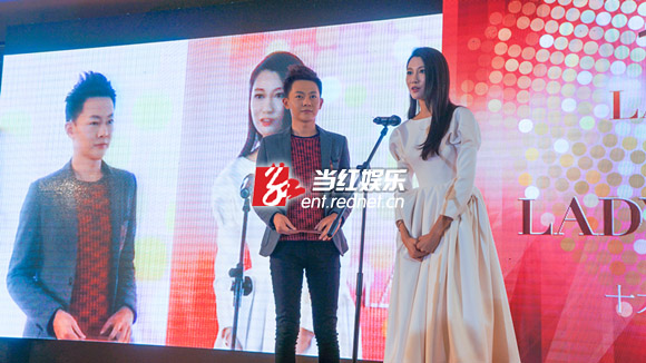 张皓然与闺蜜李斯羽同台颁奖