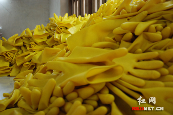 湖南省质检局稽查总队查获劣质乳胶手套1275件，共25.5万副。