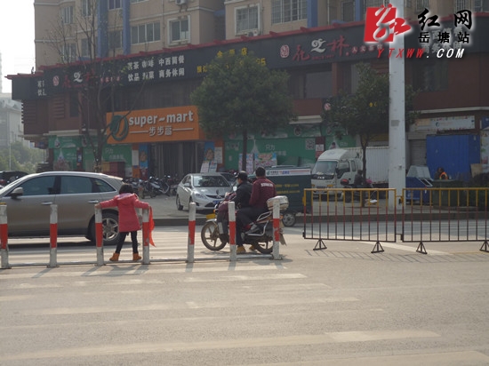 隔离栏替代交通信号灯 市民很“受伤”
