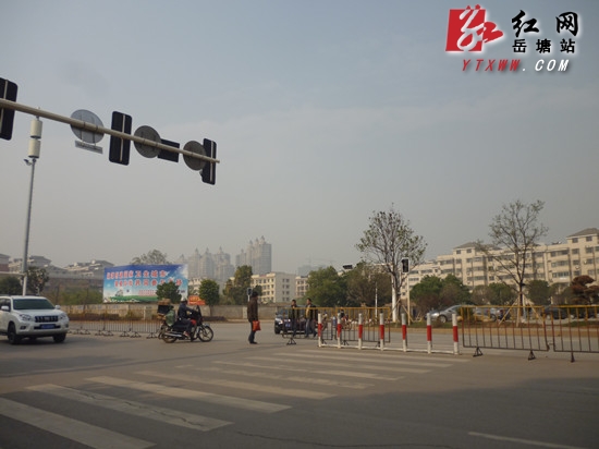 隔离栏替代交通信号灯 市民很“受伤”