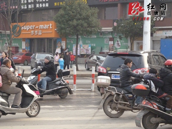 隔离栏替代交通信号灯 市民很“受伤”