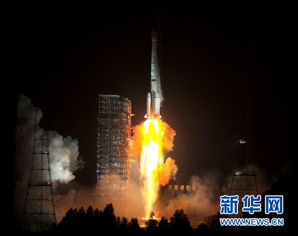 12月21日，载有玻利维亚通信卫星的长征三号乙运载火箭点火发射。当日零时42分，我国在西昌卫星发射中心用长征三号乙运载火箭，成功将玻利维亚通信卫星发射升空，卫星顺利进入预定轨道。玻利维亚通信卫星是该国拥有的第一颗卫星。新华社记者 燕雁 摄
