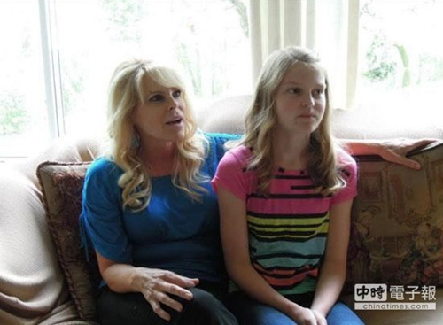 图为Alana左与母亲Sharon Aaarinen