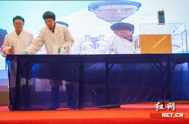 维舍卡颂石体验工程师现场演示了卡颂石去PM2.5、去甲醛和卡颂石吸附性专项实验。