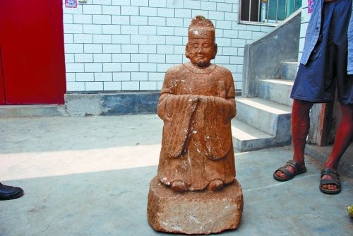 李大爷挖出的“石人”