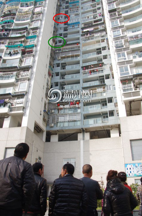红圈为死者坠楼的位置，绿圈为尸体发现的位置src=