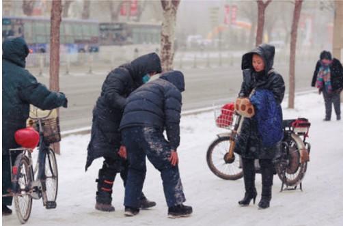 被撞大爷医保或被拒报销 劳保部：交通事故需自费