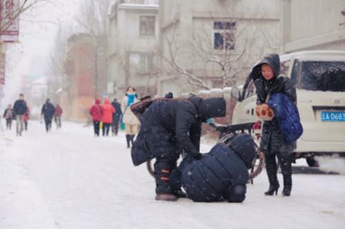 [视频]沈阳大爷雪中被撞 称我有医保你上班去吧（组图）