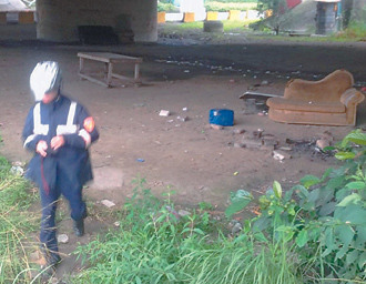 与50岁丈夫吵架25岁娇妻把3个月大女儿丢桥下