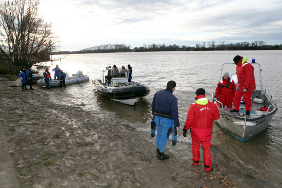 22日，法国警方与消防部门继续搜寻尚未找到的三位据信已遇难的失踪者。（法国欧洲时报网援引法新社）