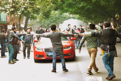 昨日中午，小关庙，不少小工堵在马路中间，一窝蜂招揽食客。