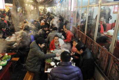 12月22日，成都市小关庙，冬至到来，吃羊肉的市民很多。