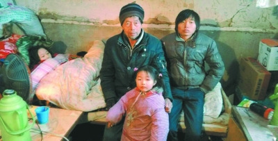 马爹爹和他的三个孩子,左一为病中的明珠