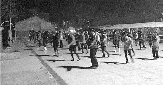 大妈开大音箱跳广场舞 隔一条江惊醒熟睡婴儿